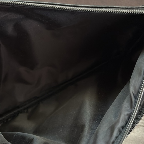 Jones NY PVC Cosmetic/travel wedge pouch,2 zip front pockets 1 interior,texture - Picture 6 of 12